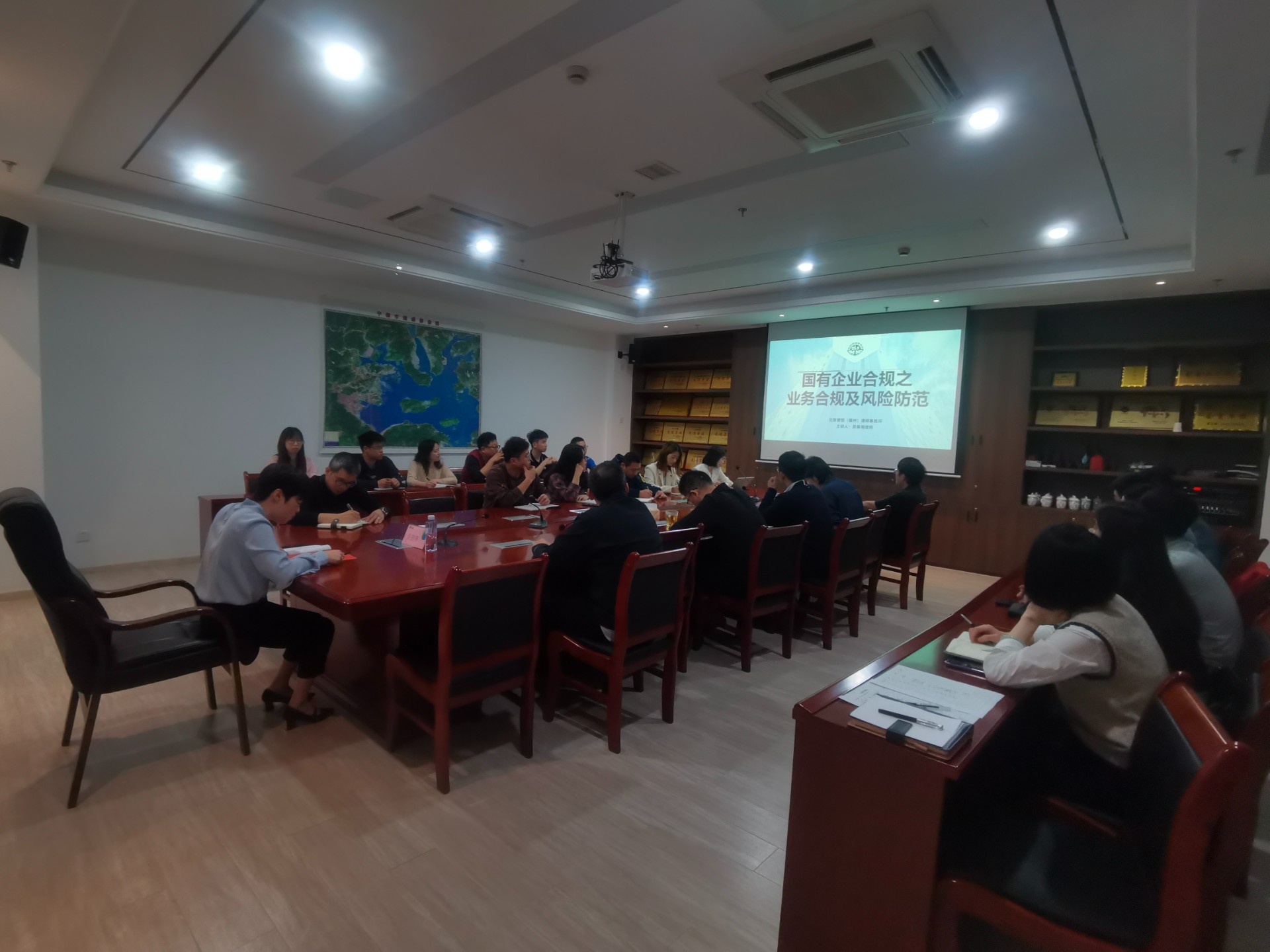 合規(guī)講堂第一課——市交投物流集團(tuán)開展國企業(yè)務(wù)合規(guī)及風(fēng)險(xiǎn)防范培訓(xùn)，劉招蕊拍攝.jpg